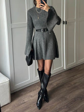 Vestido mini suéter gris clásico con mangas acampanadas